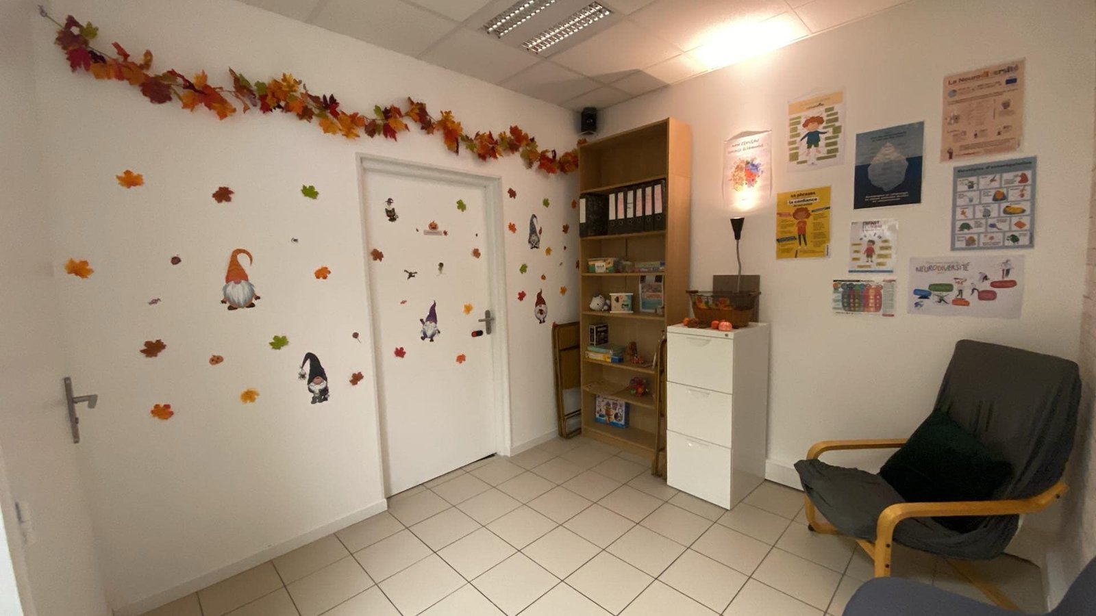 Entrée décorée du cabinet de psychomotricité Neurodiversité